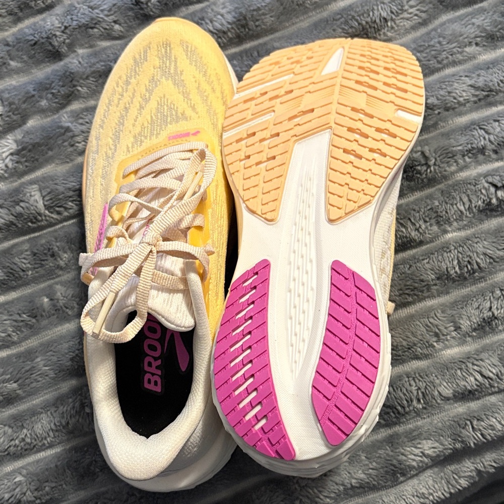 Brooks Launch 11 Women's Vibrant Yellow Sneakers - Picture 4 of 5